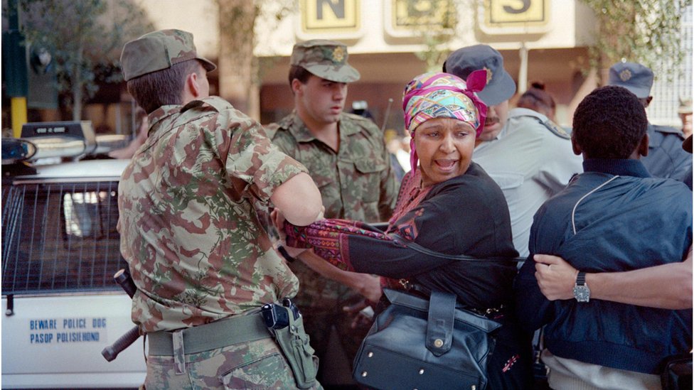 Винни Мандела был арестован в 1991 году во время проведения акции протеста с требованием освободить заключенных, объявивших голодовку