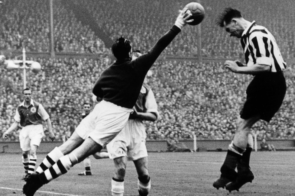Джеки Милберн играет за «Ньюкасл» в финале Кубка Англии 1952 года против «Арсенала»