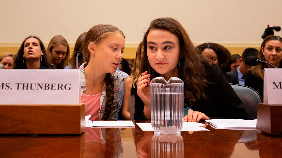 Greta Thunberg junto a Jamie Margolin en una audiencia ante un comité de la Cámara de Representantes en Estados Unidos