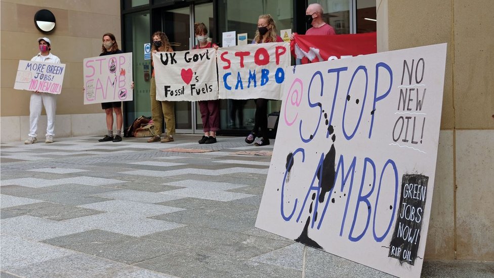 Manifestantes protestan en Edimburgo contra el campo petrolero de Cambo