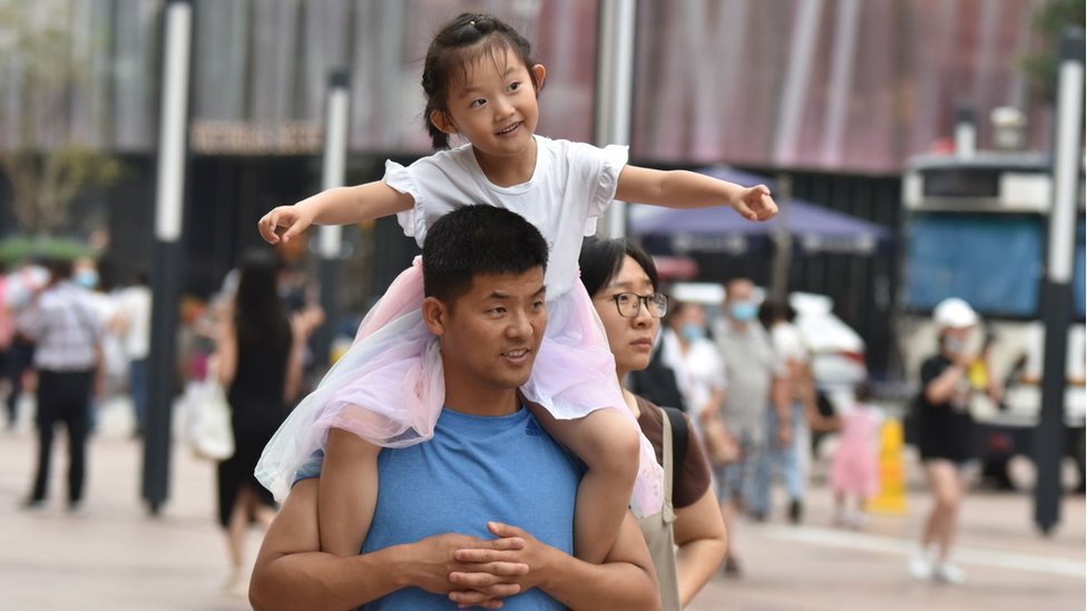 近日，中國國家衛健委等17個部門發佈多項支持生育的措施，涵蓋住房、托兒等多個方面，期望以政策帶動低迷的生育率。