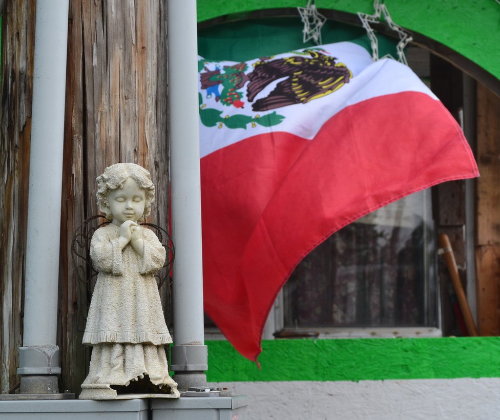 Una bandera de México afuera de una casa. La mayoría de los arrestados fueron mexicanos.