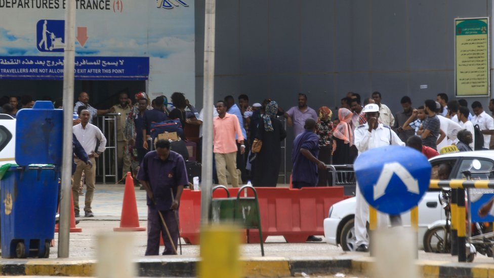 مئات المسافرين يصطفون أمام بوابات المطار
