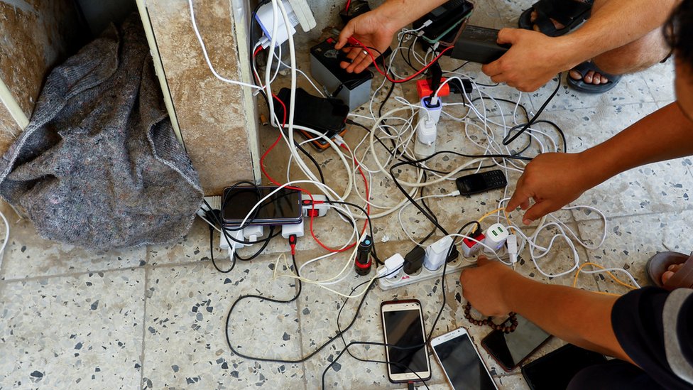 汗尤尼斯一家手機店內居民和難民利用太陽能設備給手機充電（14/10/2023）