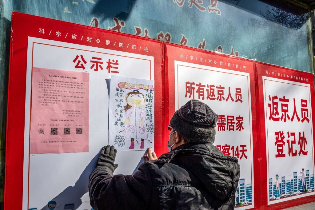 在北京，幾乎每個小區門口，都設有返京人員登記處，對從外地返回的人士進行身份審查。