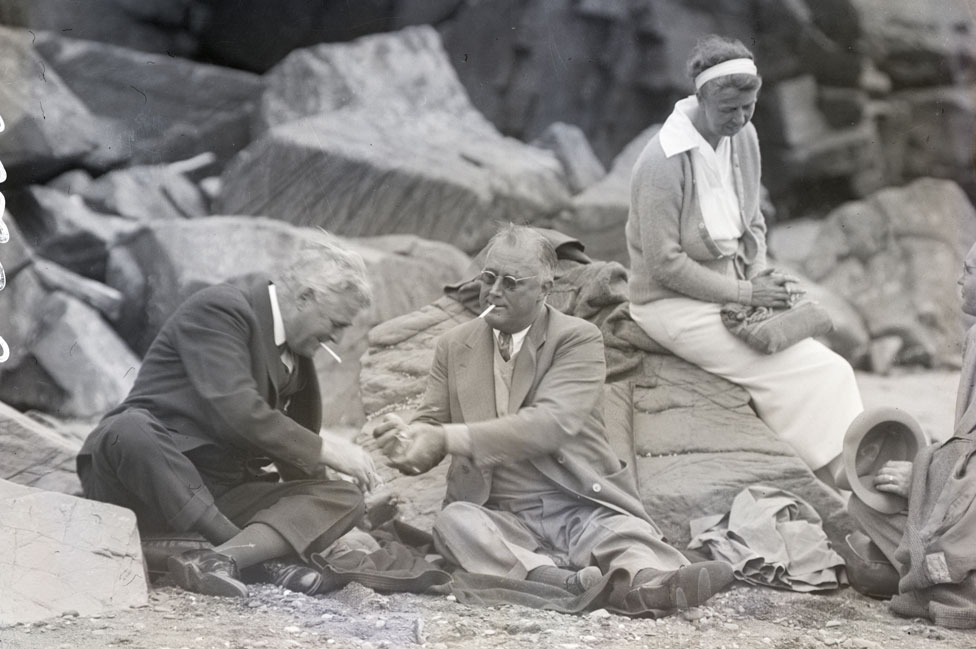 Франклин Рузвельт (в центре) принимает канадских гостей на пляже острова Кампобелло