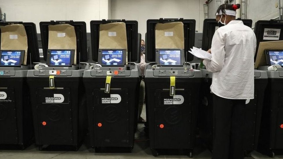 يستخدم نظام دومينيوم على نطاق واسع في آلات التصويت وفرز الأصوات