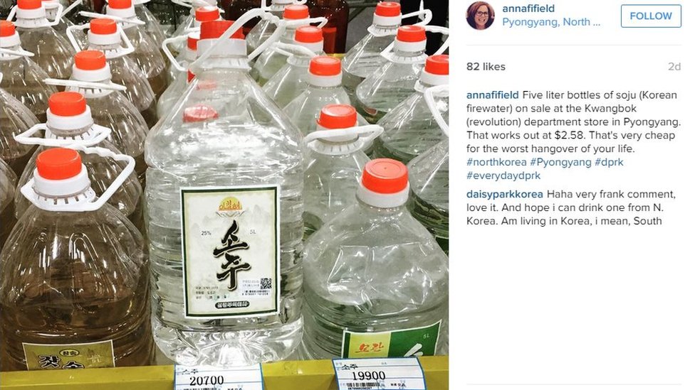 Сообщение в Instagram журналиста Washington Post в Пхеньяне:« Пять литровых бутылок соджу (Корейская пожарная вода) в продаже в универмаге Kwangbok (революция) в Пхеньяне. Это работает по цене $ 2,58 "