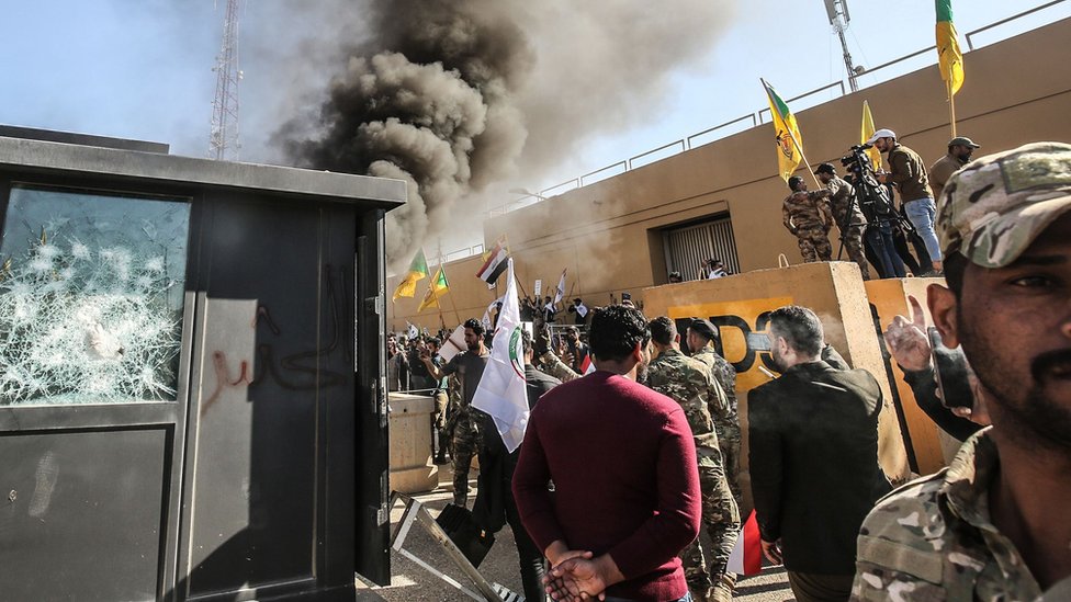 Протестующие нападают на посольство США в Багдаде, Ирак, 31 декабря 2019 г.