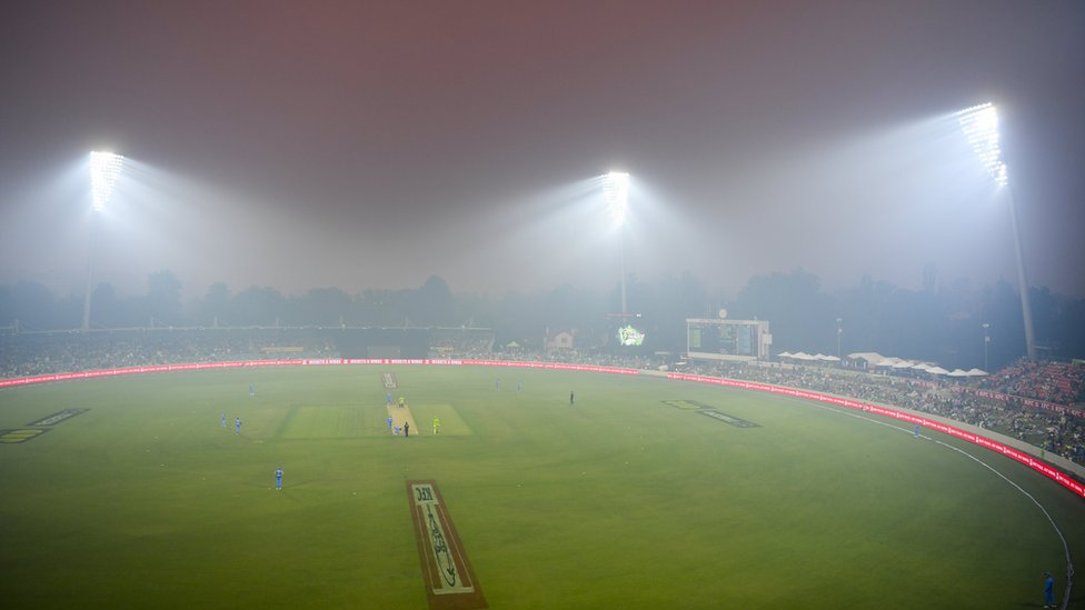 лесной дымок над стадионом для крикета в Сиднее