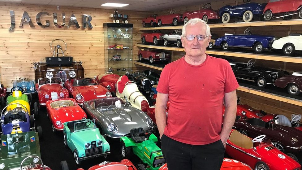 Дэвид Морроу со своей коллекцией старинных педальных машин