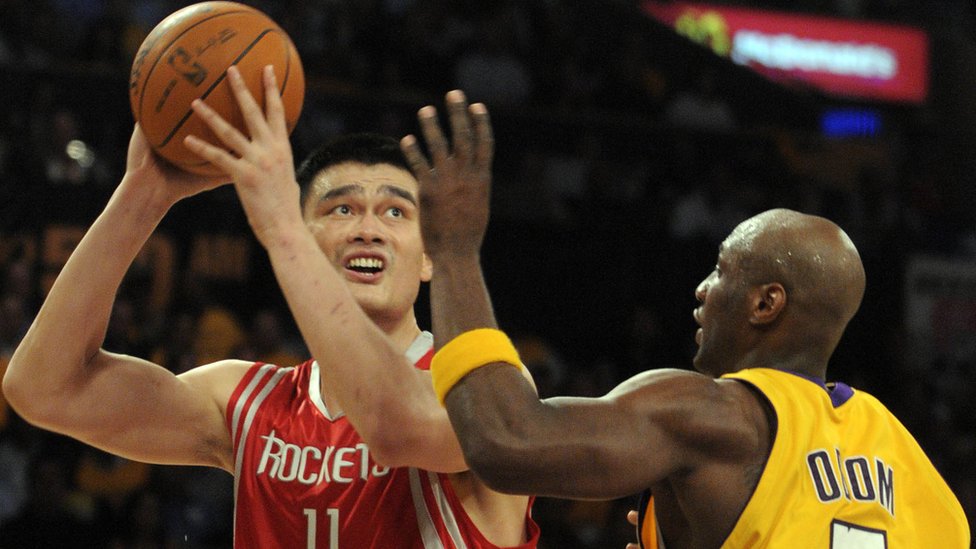 Yao Ming jugando al básquet.