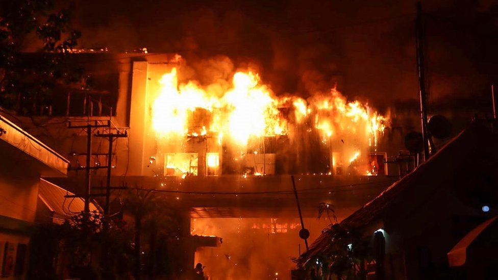 Cambodia casino fire: Ten dead in blaze on Thai border