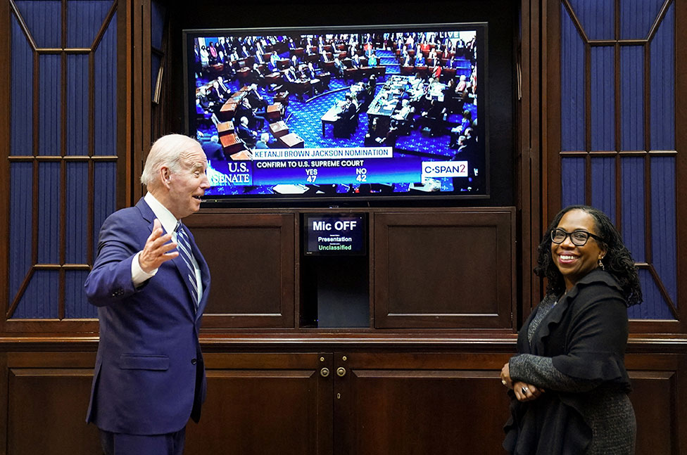 الرئيس الأمريكي جو بايدن والقاضية كيتانغي براون جاكسون يشاهدان مجلس الشيوخ يصوت لتأكيد انضمامها إلى المحكمة العليا الأمريكية ، من غرفة روزفلت في البيت الأبيض بواشنطن ، في 7 أبريل/ نيسان 2022