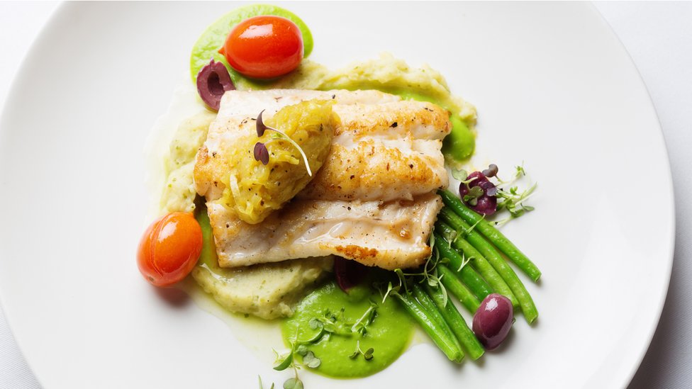 La saciedad precoz está relacionado con enfermedades como el cáncer de páncreas. Plato de pescado