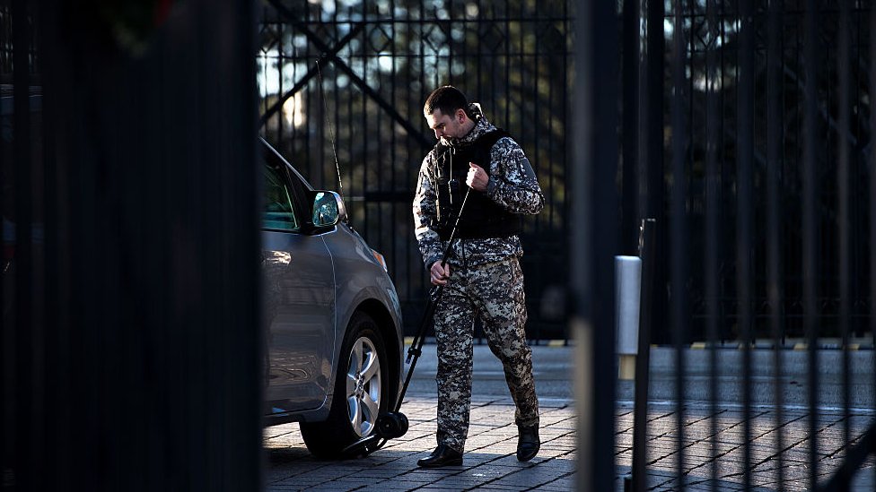 Con menos personal, el trámite de visas se verá afectado. empleado