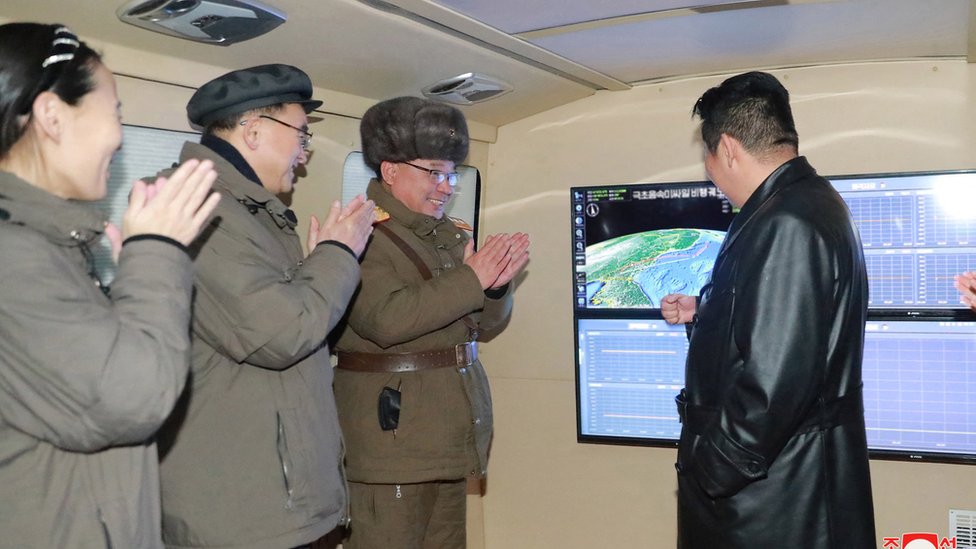 Fotografija držanih medija pokazuje Kim Džon Un kako aplaudira tokom lansiranja