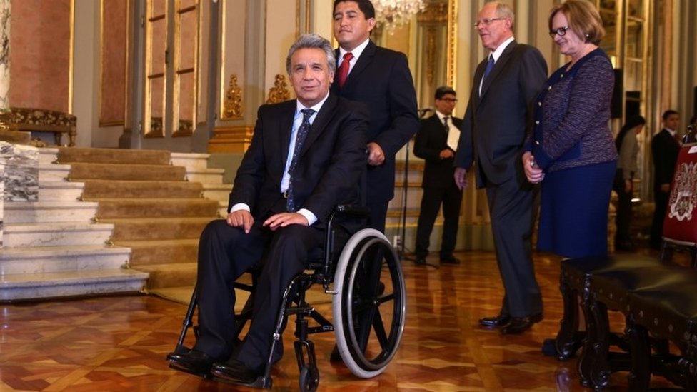 Moreno dice que usar silla de ruedas le permite ver "más al frente y hacia abajo". Lenín Moreno