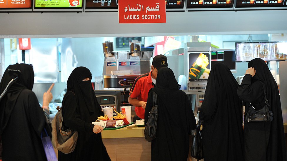 Саудовские женщины стоят в очереди в женском отделе ресторана быстрого питания в торговом центре столицы Эр-Рияда 26 сентября 2011 года.