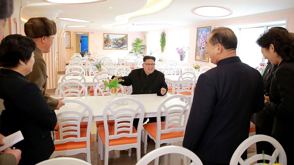 Kim Jong-un sentado en el comedor de un hotel