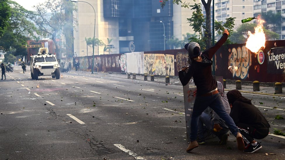 Enfrentamientos con la policía Enfrentamientos con la policía