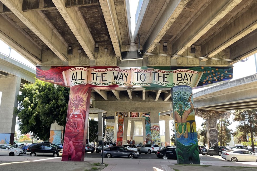 All the way to the bay, dice un mural de Chicano Park, San Diego.