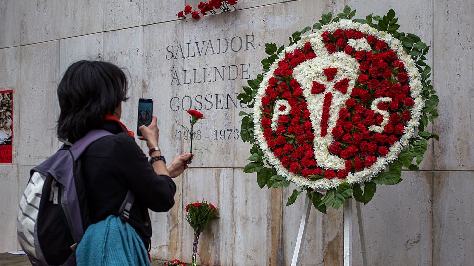 Una corona de flores enviada por el Partido Socialista de Chile frente a la tumba de Salvador Allende.