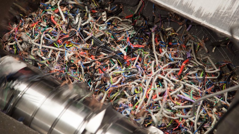На предприятиях по переработке электрических отходов устройства - даже провода - можно разделить на составные части для переработки