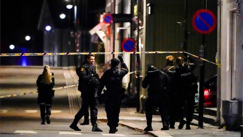 Policías en la escena sospechosa en Kongsberg