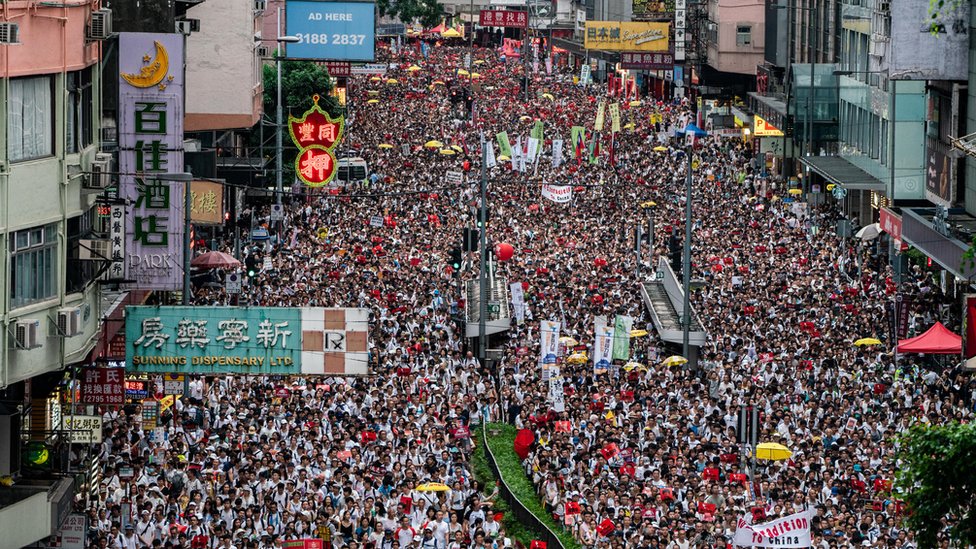Тысячи протестующих принимают участие в марше против поправок к закону об экстрадиции в Гонконге