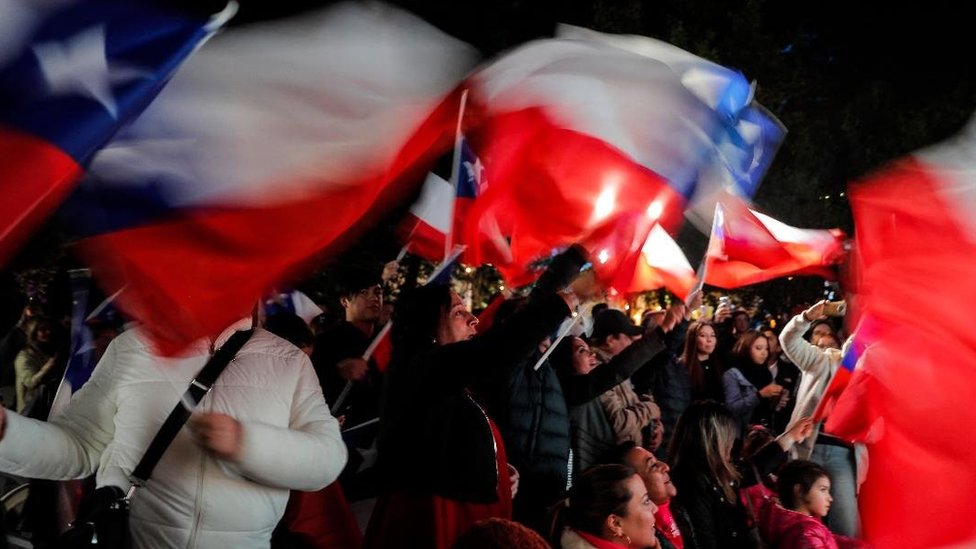 Simpatizantes del Partido Republicano chileno celebran su victoria en las elecciones del domungo