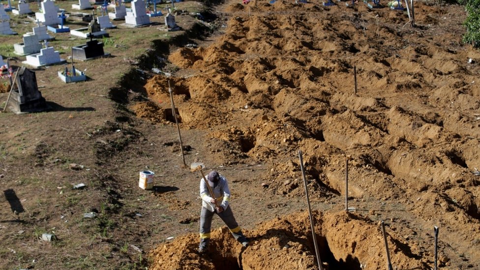 Рабочий готовит могилы для жертв беспорядков в тюрьме Манауса, 4 января 2017 г.