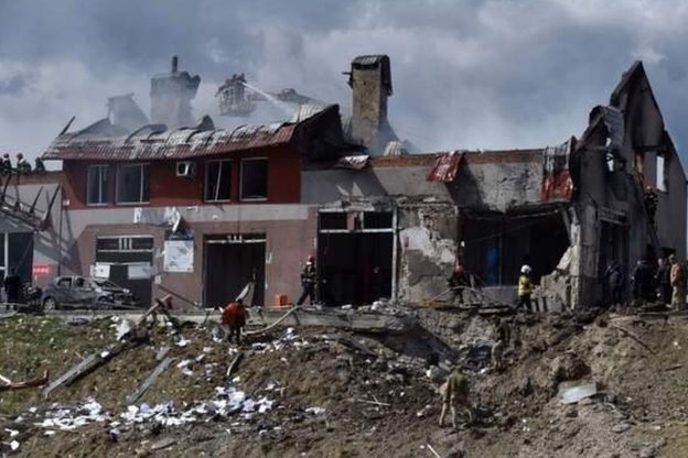 Bombeiros trabalham no local de ataques com mísseis em edifícios na cidade ucraniana de Lviv