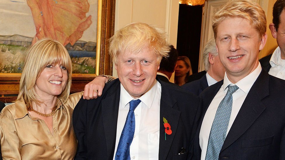 Boris Johnson, junto a sus hermanos Rachel y Jo.