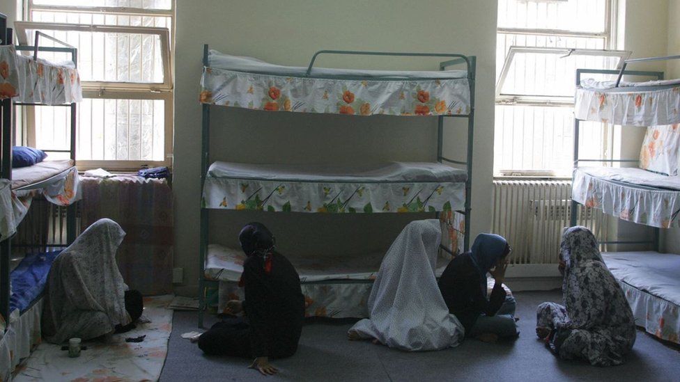 Narapidana perempuan Iran duduk di dalam sel mereka di penjara Evin.