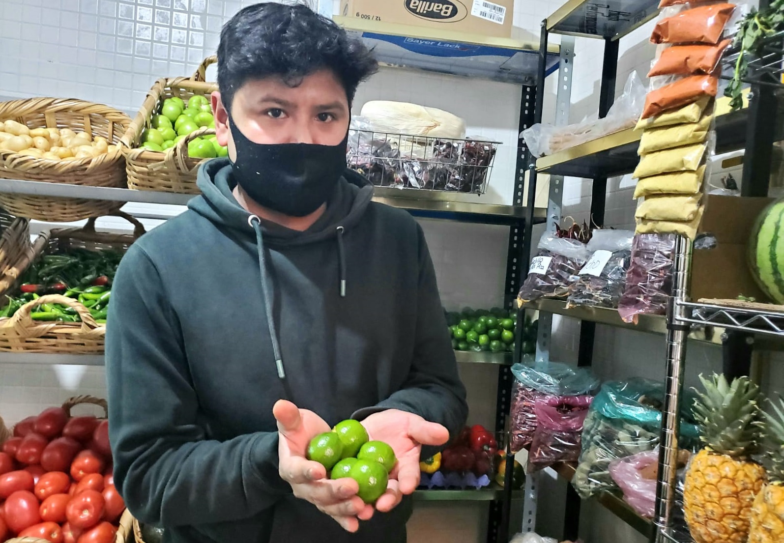 Alejandro en su tienda de frutas