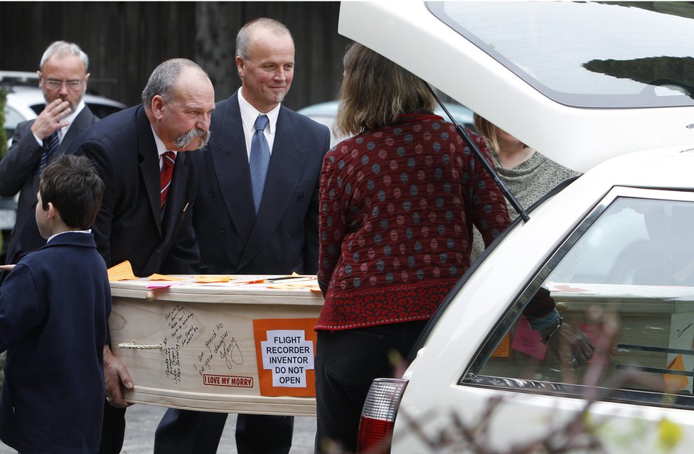 Члены семьи несут гроб ученого Дэвида Уоррена на его похоронах в Мельбурне 23 июля 2010 года.