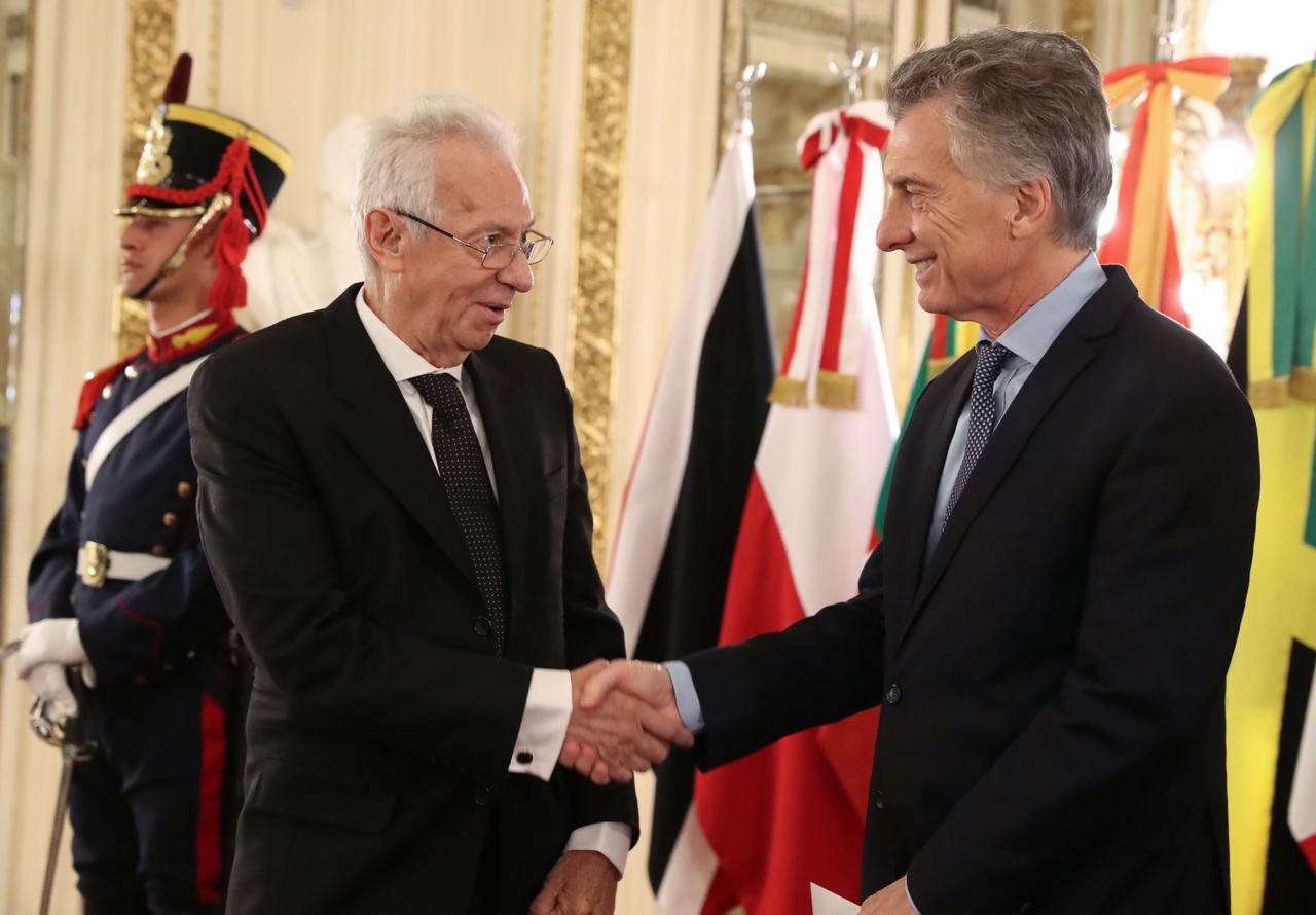 Oscar Ricardo Valero y Mauricio Macri se saludan