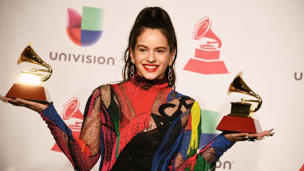 Rosalía en la ceremonia de los Grammy Latino.