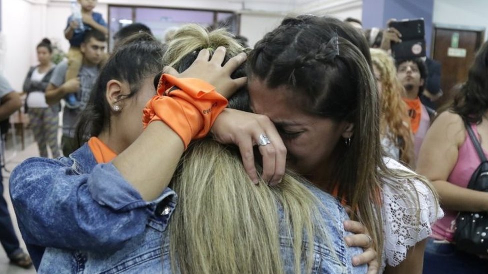 Родственники жертв и участники кампании обнимаются друг с другом после решения суда в Мендосе, Аргентина. Фото: 25 ноября 2019 г.