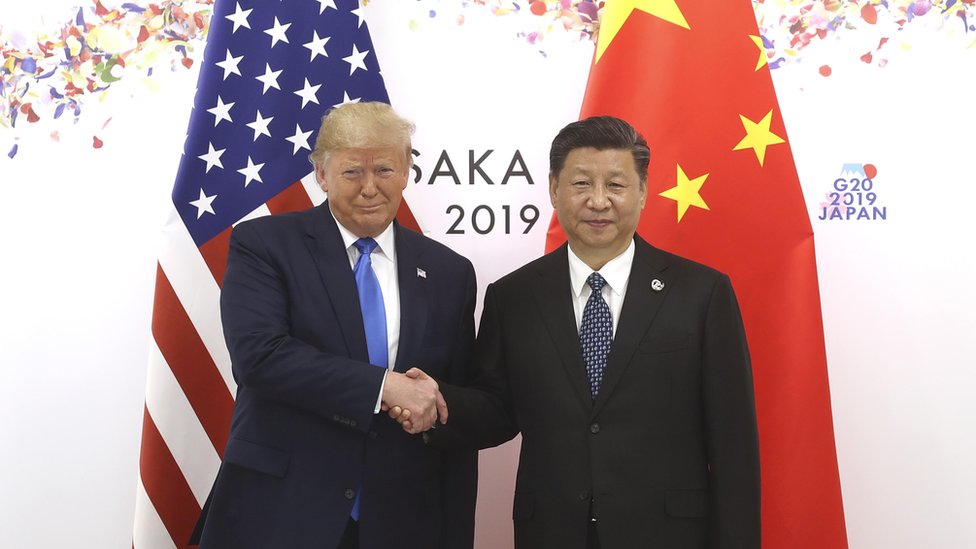 Президент Китая Си Цзиньпин (справа) пожимает руку президенту США Дональду Трампу перед двусторонней встречей во время саммита G20 29 июня 2019 года в Осаке, Япония.