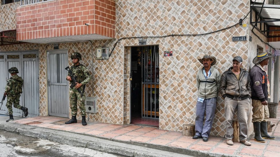 Soldados haciendo guardia en una calle en Llanos de Cuiba, en el departamento de Antioquía.