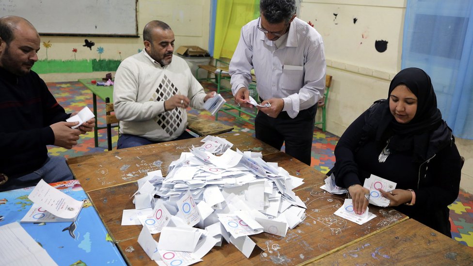 Египетские избирательные работники подсчитывают бюллетени на конституционном референдуме в Каире (22 апреля 2019 г.)