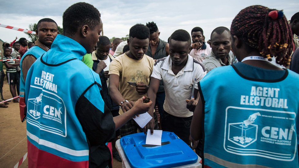 Жители проголосовали на импровизированном избирательном участке на улице в районе Бени, 30 декабря 2018 г.