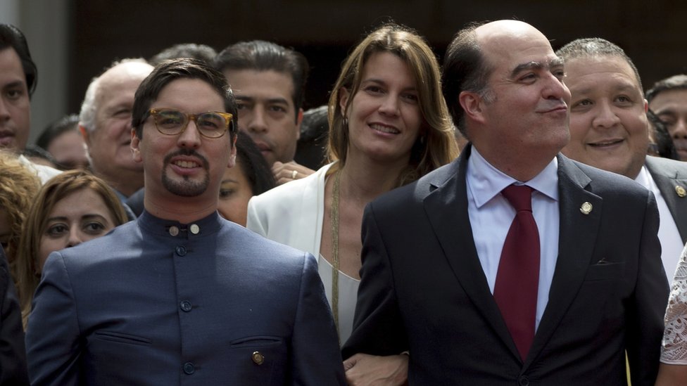 Freddy Guevara (izquierda), diputado del partido Voluntad Popular, vistió el liquiliqui el 5 de enero, en la instalación anual de la Asamblea Nacional. Freddy Guevara