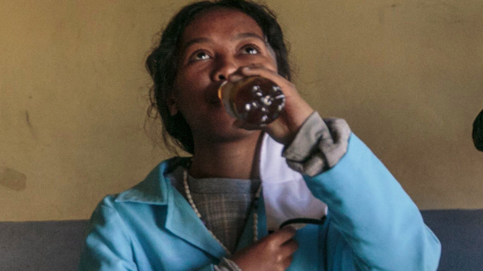 Seorang siswa meminum Covid-Organics di Madagascar - April 2020