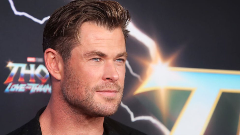 Chris Hemsworth promocionando Thor: Love and Thunder.
