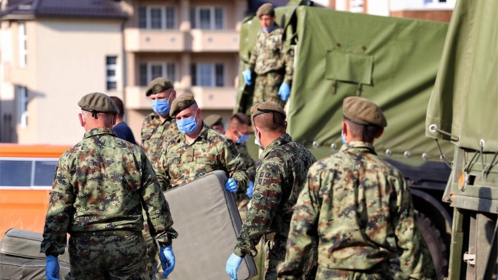 Солдаты готовят полевой госпиталь в Нови-Пазаре