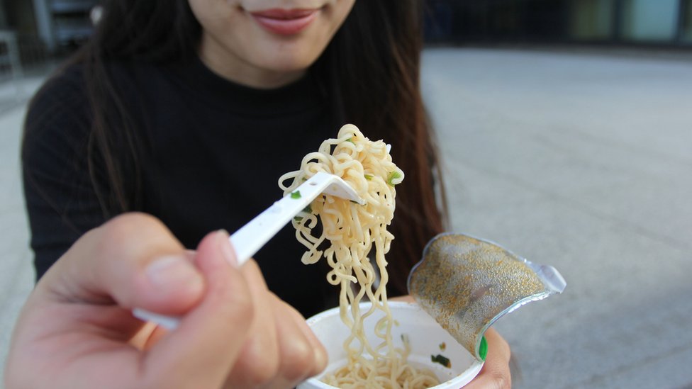 El ritmo acelerado de vida y su bajo costo han hecho de estas sopas un producto popular.