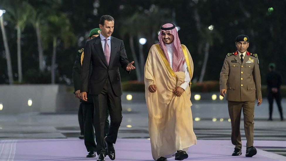 القمة العربية 2023: بشار الأسد يرفع راية النصر من جدة السعودية